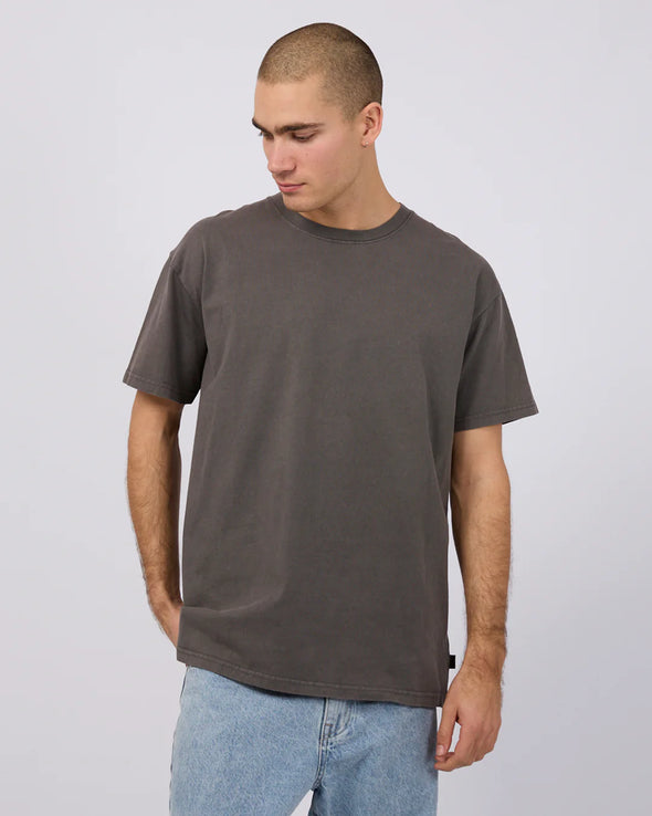 Coal solid tail tee. Curved hem. 100% cotton. Comfortable and easy wearing.